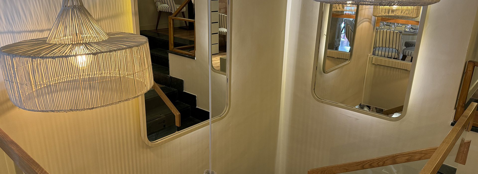 escalera y lamparas